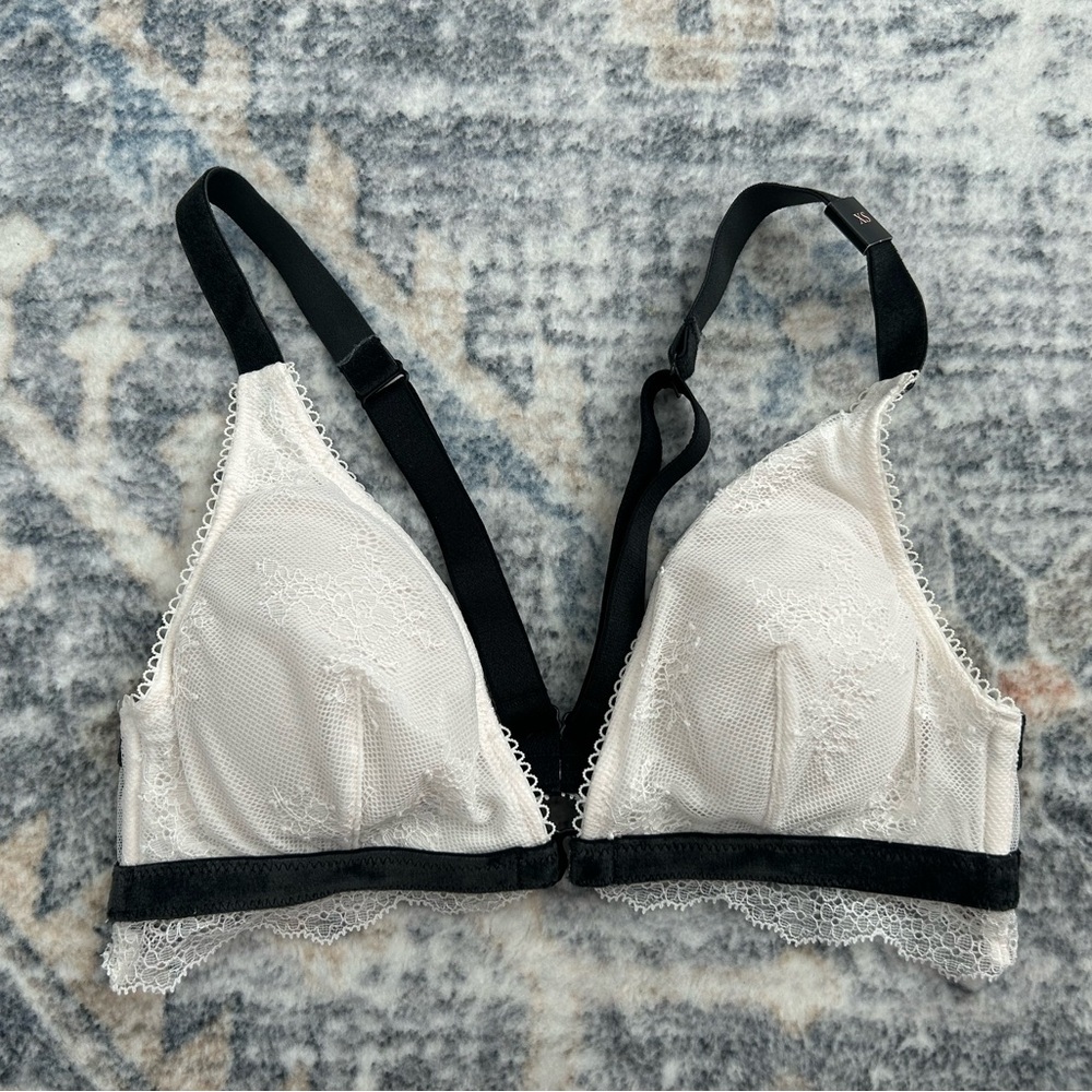 NWT Victoria's Secret Front Close Lace Bralette XS